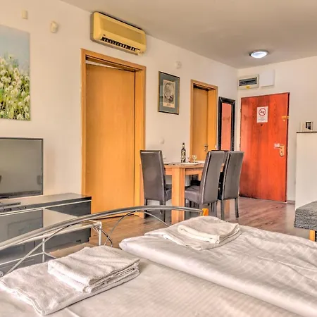 Aparthotel Center *